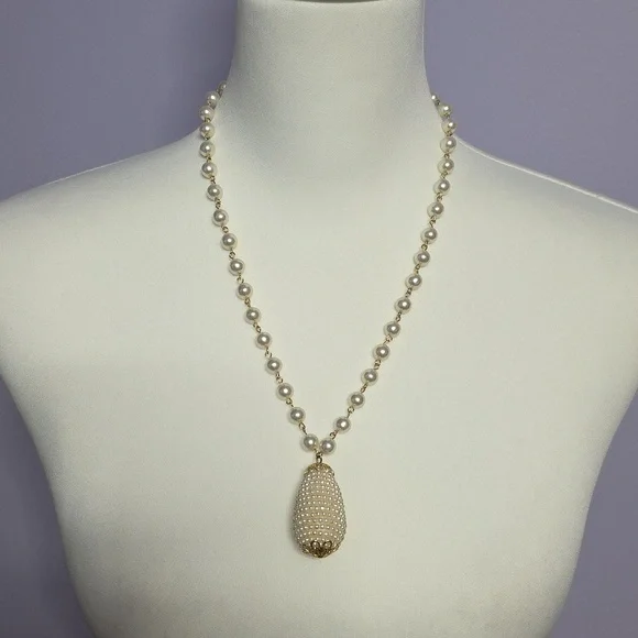 Classic Handmade Pearl Necklace with Gold Details - Picture 4 of 4
